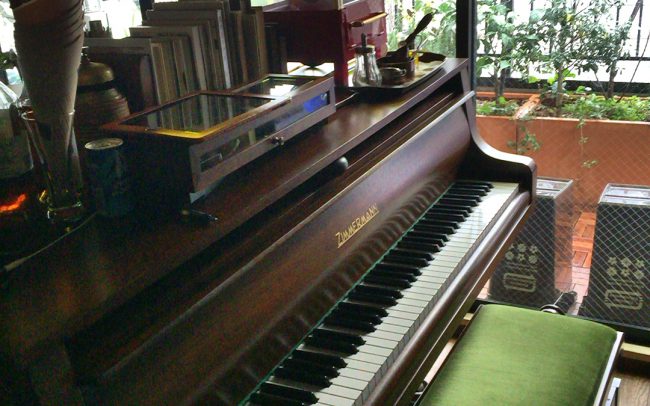 新宿ピアノバー「ツィマーマンベビーグランド」バッハの故郷ライプツィヒにあるピアノメーカーです